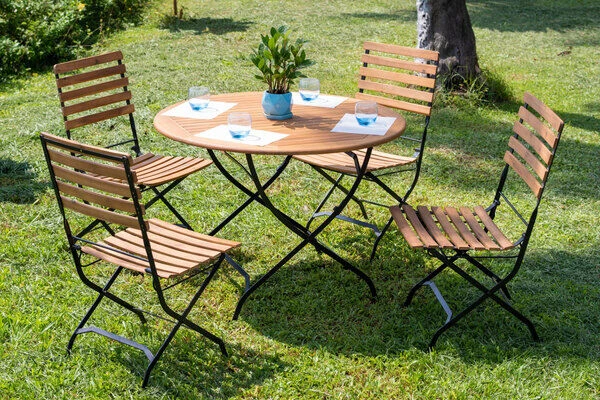 OUTFLEXX Sitzgruppe, Natur/schwarz, Stahl/FSC-Akazienholz, Ø 90 Cm, 4 Klappstühle, Pulverbeschichtet, Geölt – Bild 2