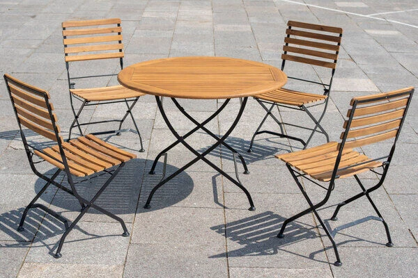 OUTFLEXX Sitzgruppe, Natur/schwarz, Stahl/FSC-Akazienholz, Ø 90 Cm, 4 Klappstühle, Pulverbeschichtet, Geölt – Bild 6