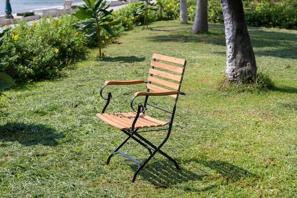 OUTFLEXX Sitzgruppe, Natur/schwarz, Stahl/FSC-Akazienholz, Ø 90 Cm, 2 Klappstühle Mit Armlehnen, Pulverbeschichtet, Geölt – Bild 3