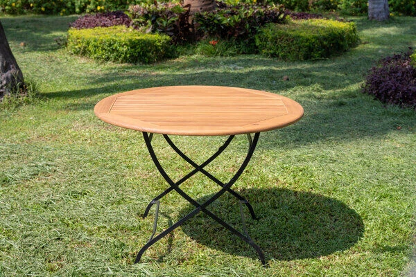 OUTFLEXX Sitzgruppe, Natur/schwarz, Stahl/FSC-Akazienholz, Ø 90 Cm, 2 Klappstühle Mit Armlehnen, Pulverbeschichtet, Geölt – Bild 4