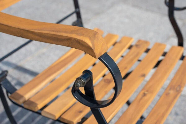 OUTFLEXX Sitzgruppe, Natur/schwarz, Stahl/FSC-Akazienholz, Ø 90 Cm, 2 Klappstühle Mit Armlehnen, Pulverbeschichtet, Geölt – Bild 6