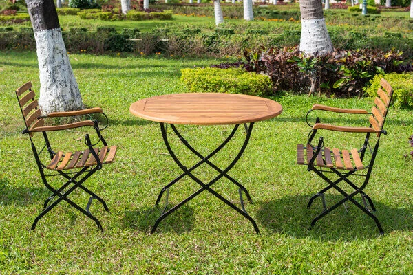 OUTFLEXX Sitzgruppe, Natur/schwarz, Stahl/FSC-Akazienholz, Ø 90 Cm, 2 Klappstühle Mit Armlehnen, Pulverbeschichtet, Geölt – Bild 2